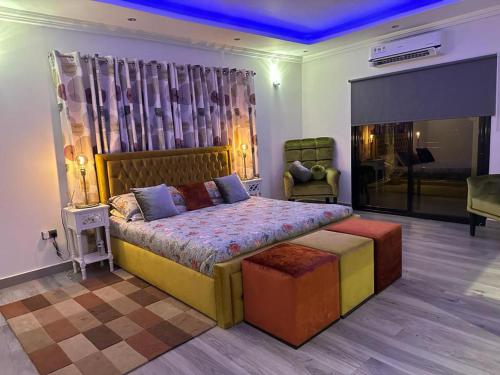 - une chambre avec un grand lit dans l'établissement After 5 Apartment 3 2 spacious en-suite bedrooms, à Freetown
