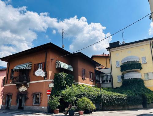 een groep gebouwen aan de straatkant bij Hotel Ristorante San Giuseppe in Cernobbio