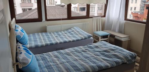 Een bed of bedden in een kamer bij Kiralık oda