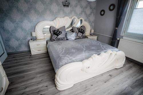a bedroom with a large white bed with pillows at Timeout Royal in Ellar