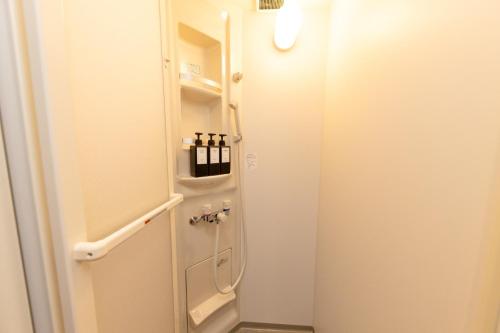 een badkamer met een witte koelkast naast een deur bij Sumida Ward - House - Vacation STAY 89066 in Tokyo