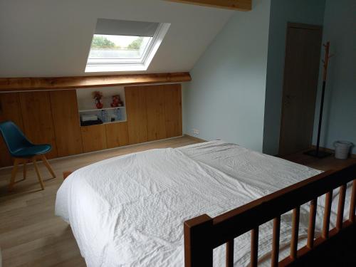 a bedroom with a bed and a window and a chair at Chambre double - Spa in Spa