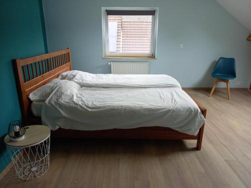 a bedroom with a bed and a table and a window at Chambre double - Spa in Spa