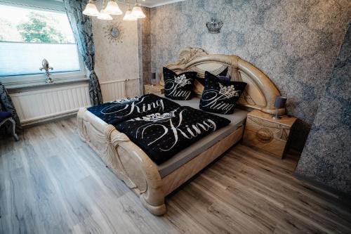 Timeout Royal في Ellar: غرفة نوم بسرير كبير ومخدات بيضاء وسوداء