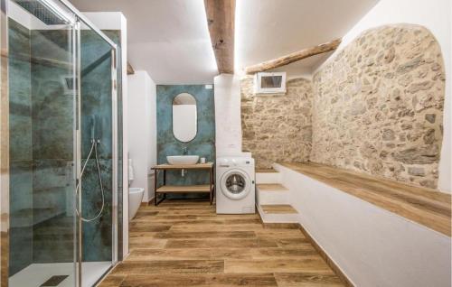 y baño con ducha y lavadora. en Casa Gosi, en Castellina in Chianti