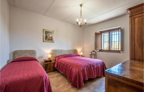1 dormitorio con 2 camas y vestidor en Casa Gosi, en Castellina in Chianti