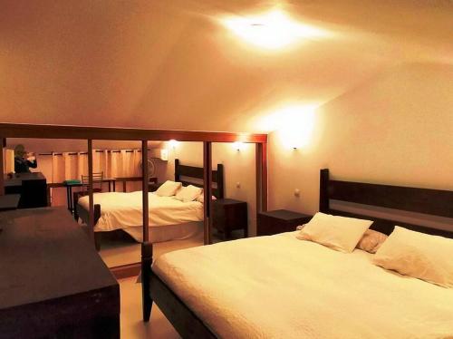pokój hotelowy z 2 łóżkami w pokoju w obiekcie Sea view Luxury apartment. 2 bedroom w mieście San Bartolomé