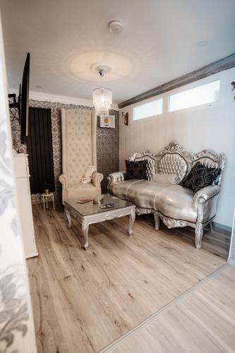 a living room with two beds and a table at Timeout Royal in Ellar