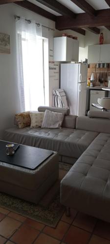 uma sala de estar com um sofá e uma mesa em logement entier 5 personnes em Irissarry