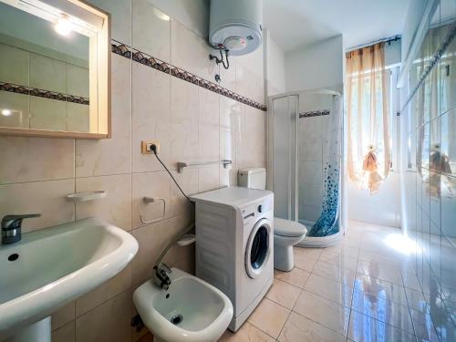 bagno con lavandino e lavatrice di Residence Bussola a Bibione