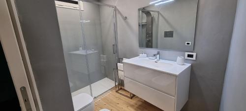 阿格里真托的住宿－La Maison della Valle，浴室配有卫生间、盥洗盆和淋浴。