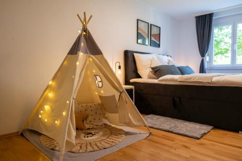 Tienda con luces en una habitación con cama en Hegau-Refugium: Am Bodensee & der Schweizer Grenze en Singen