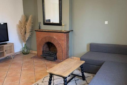 un salon avec un canapé et une cheminée dans l'établissement Appartement de charme 2 pièces à Toulon, à Toulon