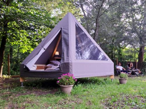 una tienda en el césped en un patio en Tipì Glamping Gilda, en Neive