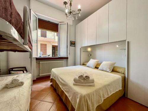 1 dormitorio con 1 cama con toallas en [50mt dal Mare] Bilocale semi-indipendente con A/C, en Pietra Ligure