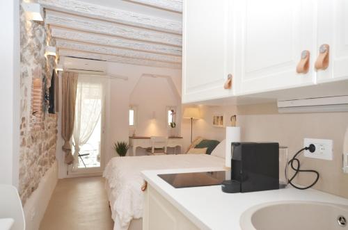 een witte slaapkamer met een bed en een wastafel bij Apartment Al Pozzo in Rovinj
