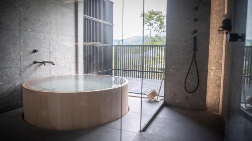 Habitación con ventana y baño con bañera. en MONS GORA - Vacation STAY 68078v, en Onsensō
