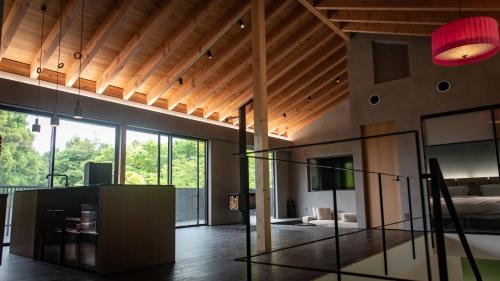 Habitación con cama y escalera de cristal en MONS GORA - Vacation STAY 68078v, en Onsensō