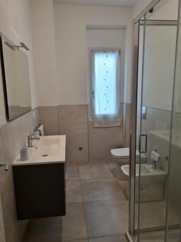 シラクーサにあるChiara Apartmentのバスルーム(洗面台、トイレ、シャワー付)