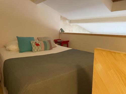 アルルにあるLe Petit Arlesの窓付きの部屋にベッド付きのベッドルーム1室があります。