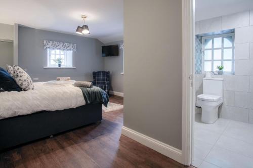 O baie la The Stables - 2 Bedroom Cottage - Princes Gate