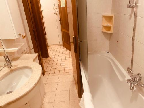 y baño con lavabo y bañera. en Multiproprietà Venezia en Venecia