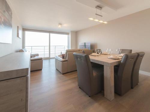 eine Küche und ein Esszimmer mit einem Tisch und Stühlen in der Unterkunft Modern appartement met uitzonderlijk zeezicht! in Blankenberge