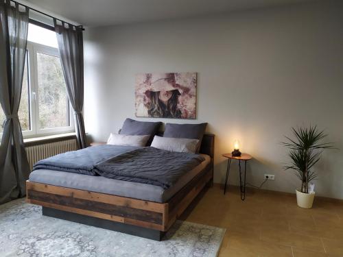Schlafzimmer mit einem Bett mit Wandgemälde in der Unterkunft Andris Apartments in Stuttgart