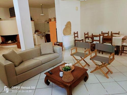 sala de estar con sofá y mesa en Villa Teresa - Appartamento La Taverna Cilento - Ceraso, en Ceraso