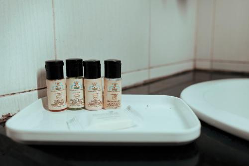 drie flessen geurstoffen op een dienblad in de badkamer bij Yangthang Dzimkha Resort in Pelling