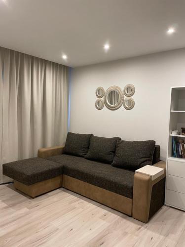 KOLIBRI في لودزا: غرفة معيشة مع أريكة وصحنين على الحائط
