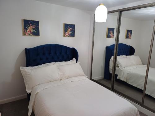 Postel nebo postele na pokoji v ubytování Nirvana - 4 Bedroom Luxury Home ideal for Holidays, Executives and Contractors