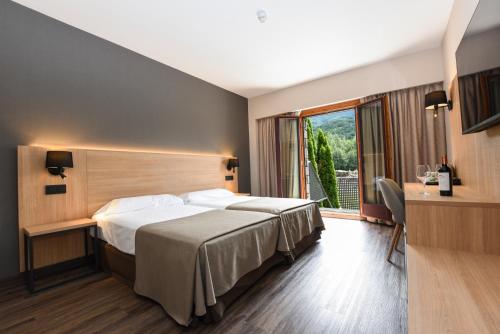 Postel nebo postele na pokoji v ubytování SOMMOS Hotel Benasque Spa