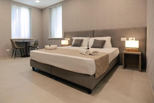 sypialnia z dużym łóżkiem z 2 lampami i stołem w obiekcie Palazzo Borgo Trento - Royal Welcome w Weronie