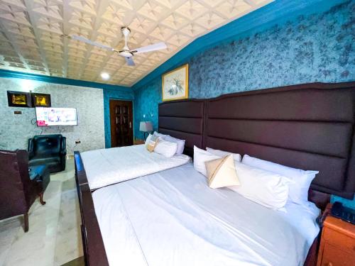 Una cama o camas en una habitación de Golden Touch Executive Hotel