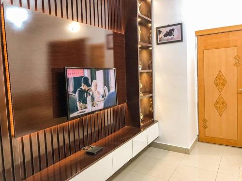 un centro di intrattenimento con televisione in una stanza di Cozy 1 bedroom apartment in Abuja ad Abuja