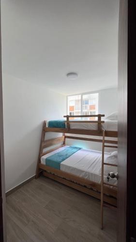 - une chambre avec 2 lits superposés dans l'établissement apartamento familiar villeta, à Villeta