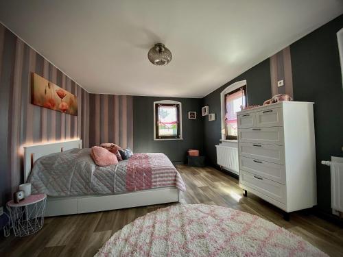 Postel nebo postele na pokoji v ubytování Ferienwohnung-Familienidylle-im-Vogtland-80qm