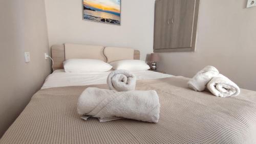 エルムポリにあるAegean Viewの- ベッドルーム内のベッドのタオル2枚