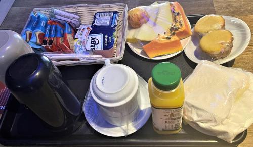 ein Tablett mit Speisen und Getränken auf einem Tisch in der Unterkunft Troia Motel in Foz do Iguaçu