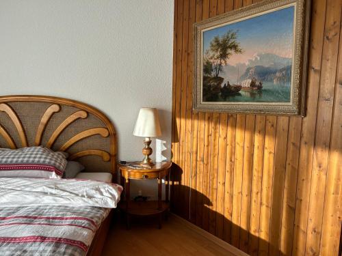 - une chambre avec un lit et une photo sur le mur dans l'établissement logement entier: appartement. Chez Gilbert Crans-Montana, à Crans-Montana