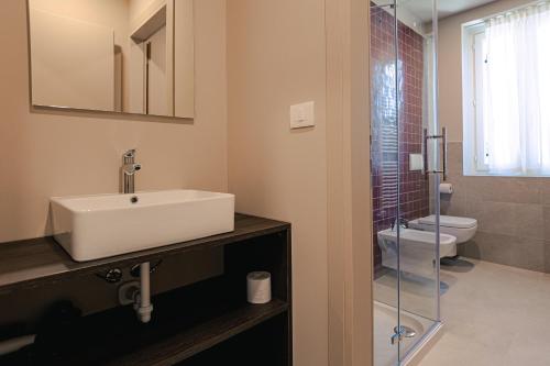 łazienka z umywalką i toaletą w obiekcie Palazzo Borgo Trento - Royal Welcome w Weronie