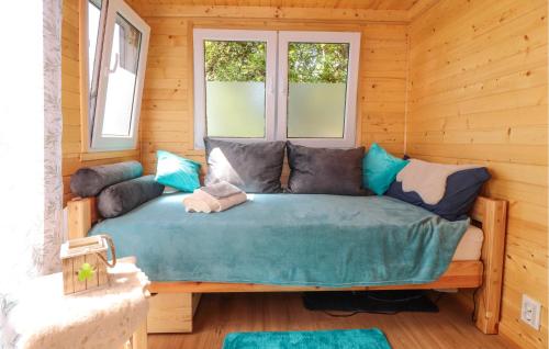een kamer met een bank in een blokhut bij Lovely Home In Mayrhof With Wifi 