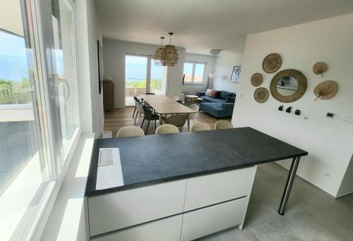 Η κουζίνα ή μικρή κουζίνα στο Kostrena Hills Suite overlooking Kvarner Bay