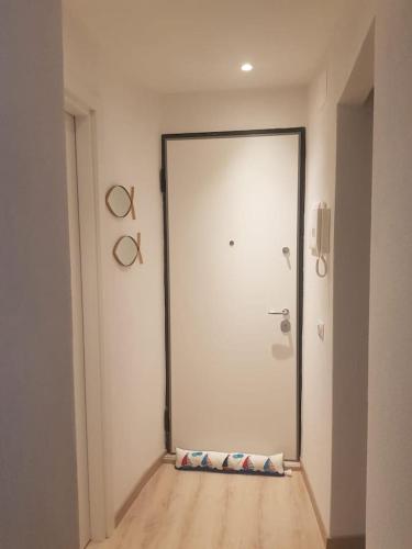 a hallway with a large glass door in a room at i gabbiani in Chiavari
