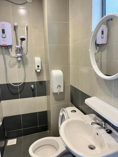 ein Badezimmer mit Toilette und Waschbecken in der Unterkunft Emerald Avenue Cozy 3R3B Apartment - 329 in Brinchang