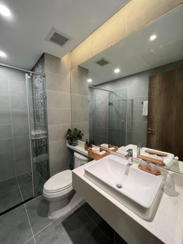 a bathroom with a sink and a toilet and a shower at LaLisa homestay Ecopark- Căn hộ thoải mái & ấm cúng Van giang Hung Yen in HÆ°ng YÃªn