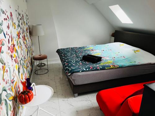 um pequeno quarto com uma cama e uma mesa em Chez Hélène Luxury BNB em Maastricht