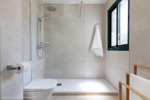 een badkamer met een douche, een toilet en een wastafel bij Casa Saar Luxury Alhaurin Golf in Alhaurín el Grande