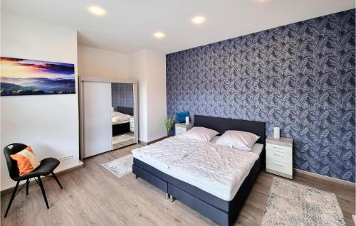 1 dormitorio con 1 cama y 1 silla en Lovely Apartment In Schwarzatal With Wifi, 